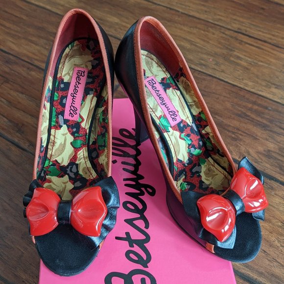Betsey Johnson Betseyville Lara Retro Bow Pumps - Picture 2 of 8